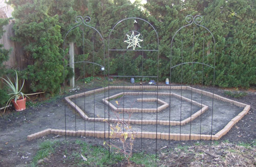 labyrinth with trellises